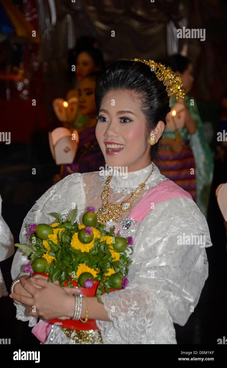 Una dama Tailandés lleva una ofrenda floral en Chiang Mai. Ella está en un desfile que marca Loy Krathong, que es un tiempo para desechar las preocupaciones por un flotante krathong,una hoja de plátano flotación floral. Foto de stock