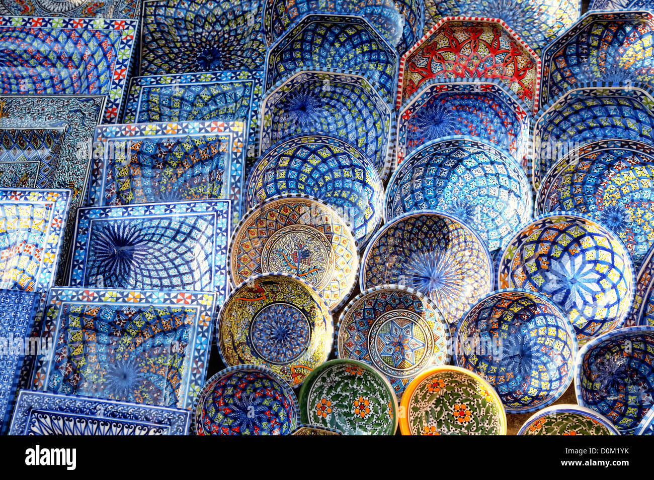Recuerdo multicolor loza en el mercado tunecino, Sidi Bou Said, Túnez Foto de stock