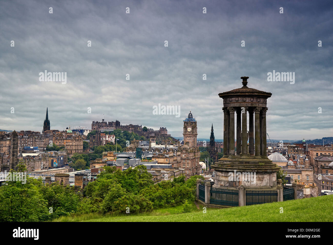 Vista sobre el horizonte de Edimburgo, con el castillo de Edimburgo y Scotts Monumento de Calton Hill, Escocia Foto de stock