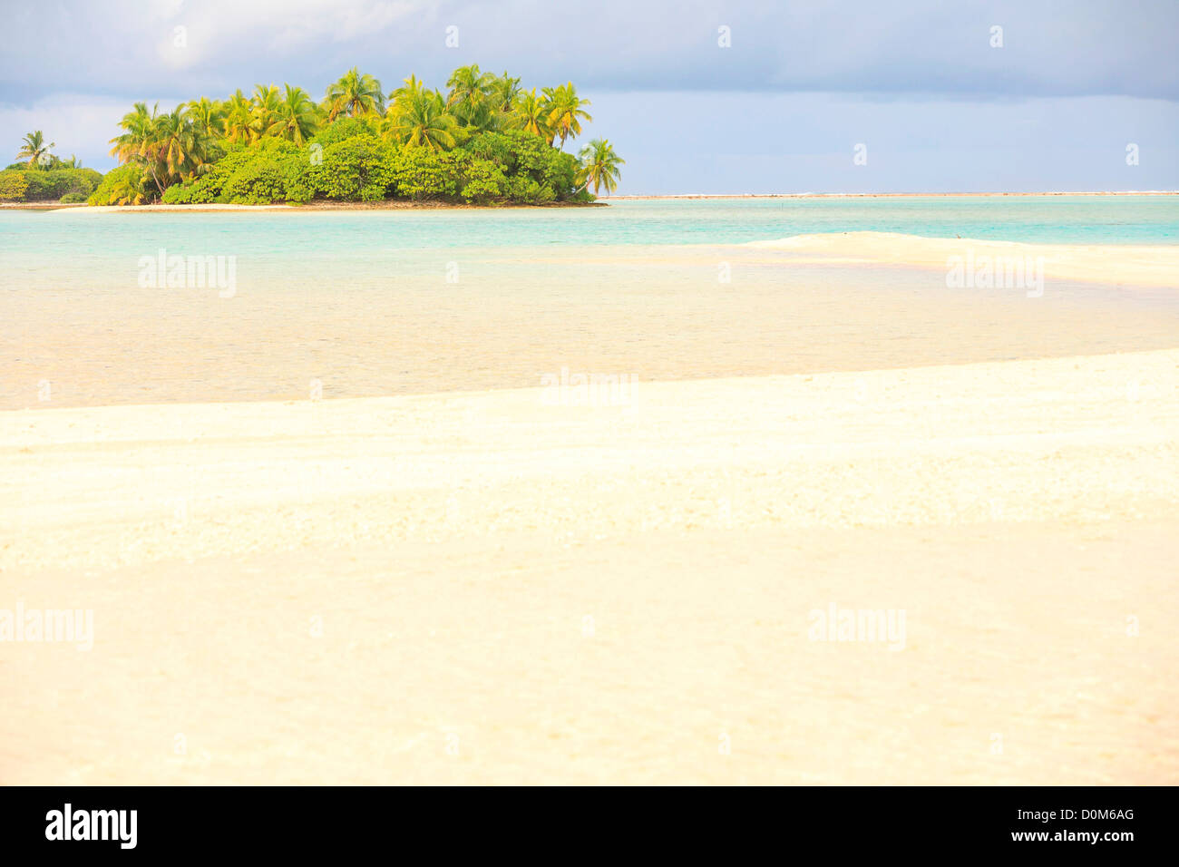 Pequeña isla de picnic con rosa y blanca arena cerca del extremo sur de la isla de Fakarava, Grupo Tuamotus, Polinesia Francesa, Pacífico Sur Foto de stock