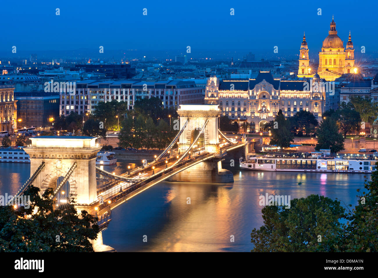 Vista nocturna de Széchenyi Chain Bridge sobre el río Danubio en Budapest, capital de Hungría. Foto de stock