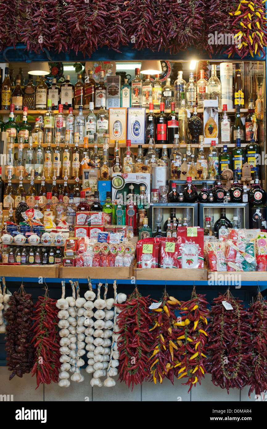 Productos para la venta en el Gran Mercado Hall (aka Central Market Hall) en Budapest, capital de Hungría. Foto de stock