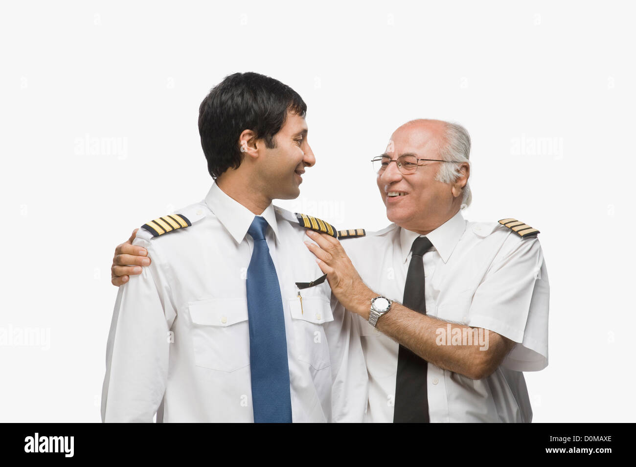 Cerca de los dos pilotos juntos y sonrientes Foto de stock