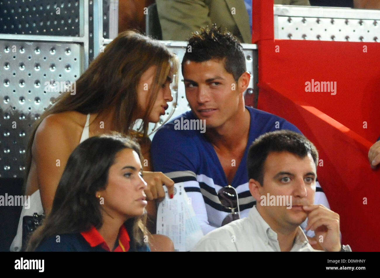 Cristiano Ronaldo Y Irina Shayk Novia Espana Vs Ee Uu Juego De Baloncesto En El Pabellon Caja Magica Madrid Espana 22 08 10 Fotografia De Stock Alamy