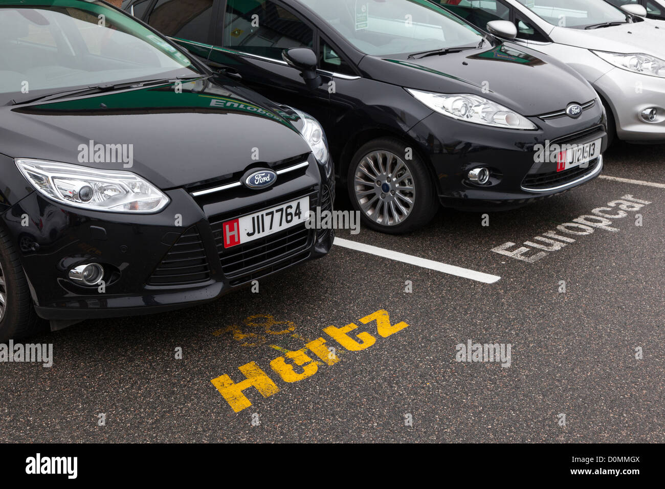 Hertz y Europcar coches de colección de zona de aparcamiento en el  aeropuerto, Jersey, Islas del Canal, REINO UNIDO Fotografía de stock - Alamy