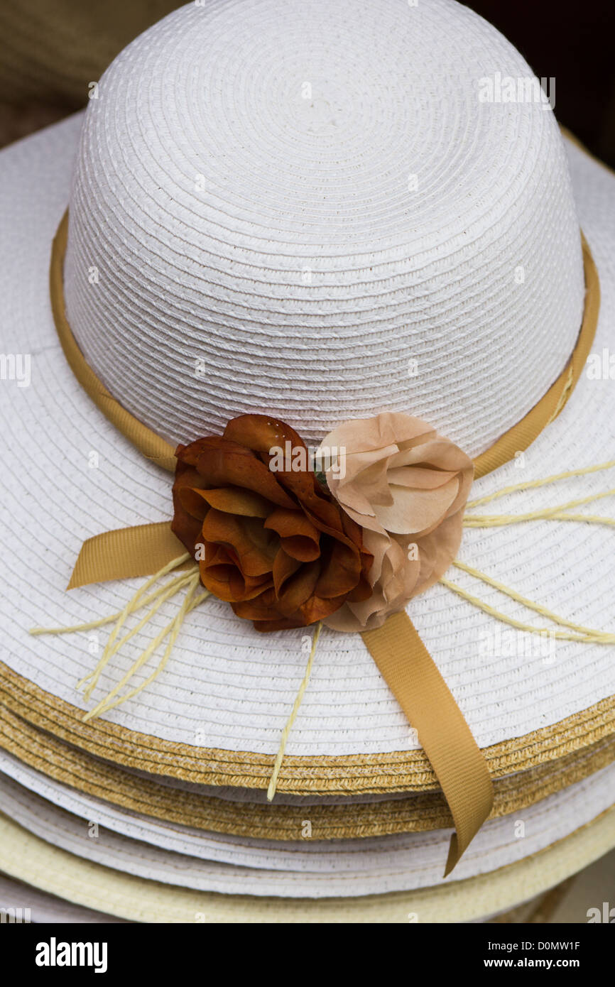 Sombreros de paja para mujer fotografías e imágenes de alta resolución -  Página 2 - Alamy