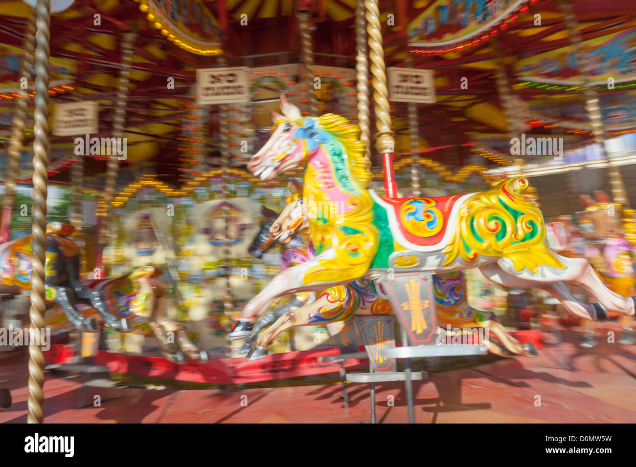 En un carrusel de caballos colorido paseo de feria, REINO UNIDO Foto de stock