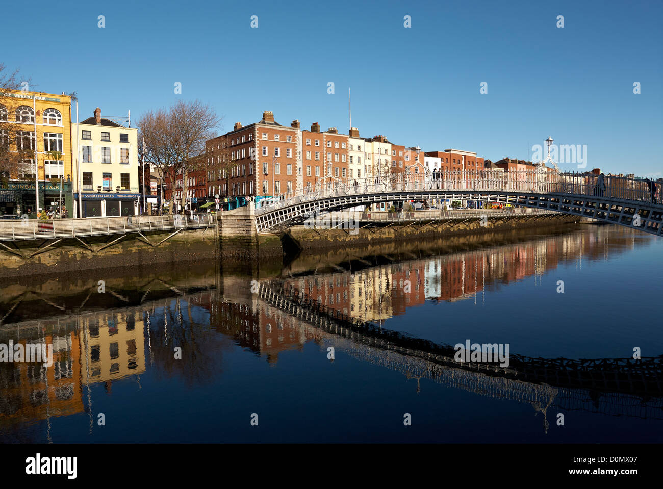 Irlanda Dublín vista del río Liffey Ha'Penny Bridge 1816 Foto de stock