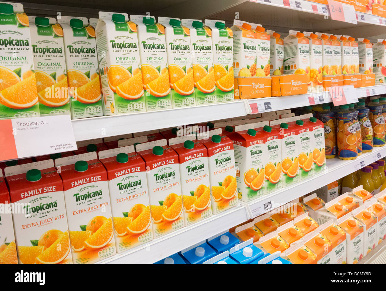 Tropicana beber cartones apilados en las estanterías de los supermercados del Reino Unido Foto de stock