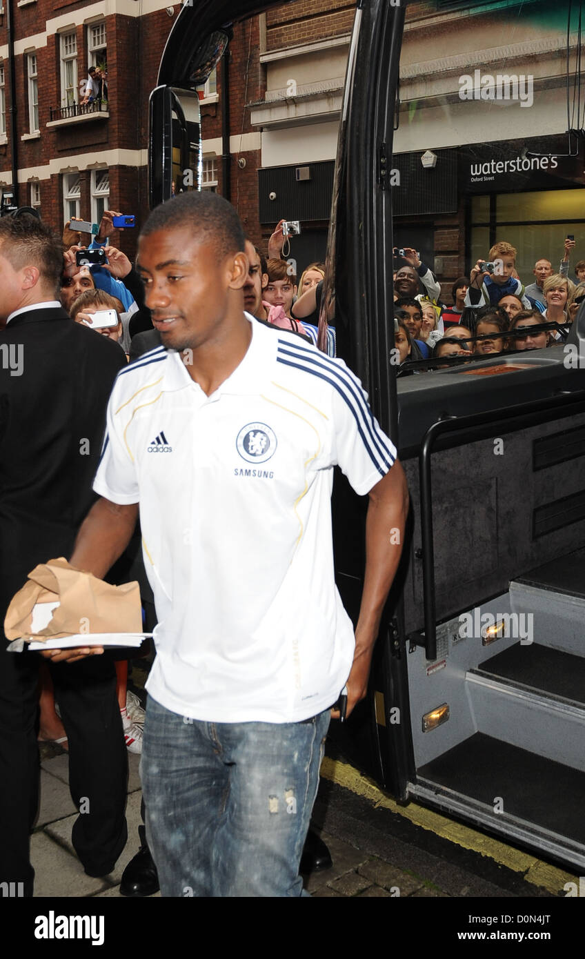 Salomon Kalou Chelsea futbolistas que llegan a la tienda de Adidas en  Oxford street. Londres, Inglaterra Fotografía de stock - Alamy