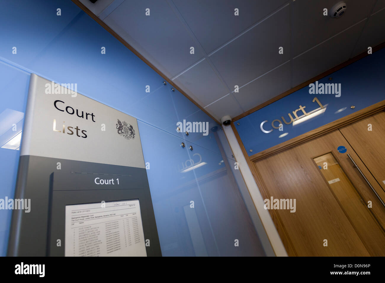 Tablón de anuncios de la lista de corte fuera del Tribunal número uno en Basingstoke Tribunales. Foto de stock