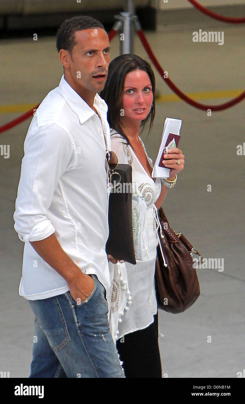 Rio Ferdinand Con Su Esposa Rebecca Ellison En El Aeropuerto De Niza Niza Francia 05 09 10 El Reino Unido Fotografia De Stock Alamy