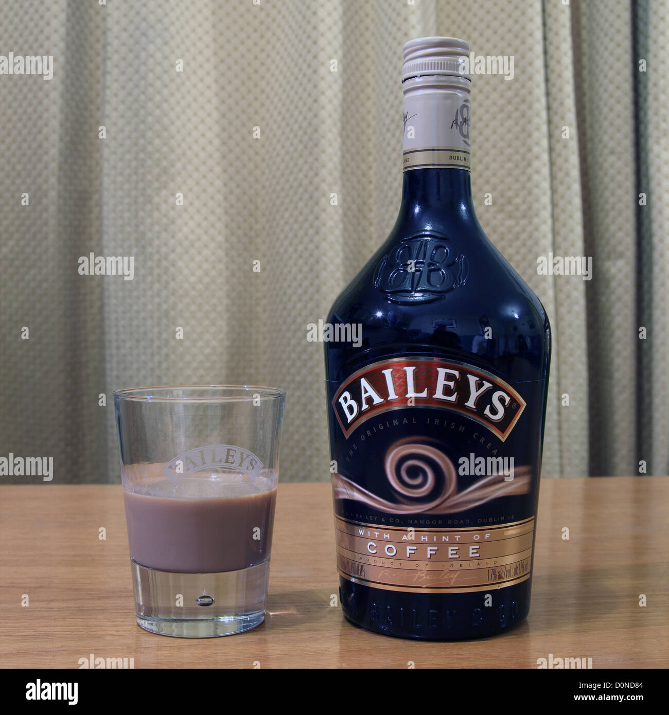 Botella y copa de licor de crema irlandesa Baileys ( variedad de café  Fotografía de stock - Alamy