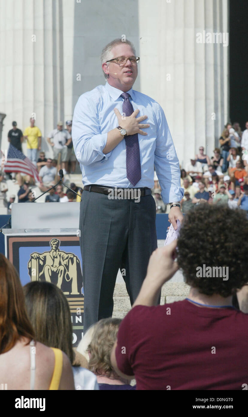 Glenn Beck Rally honrando a America's servicio personal y citezins pendientes en los escalones del Monumento a Lincoln Washington Foto de stock