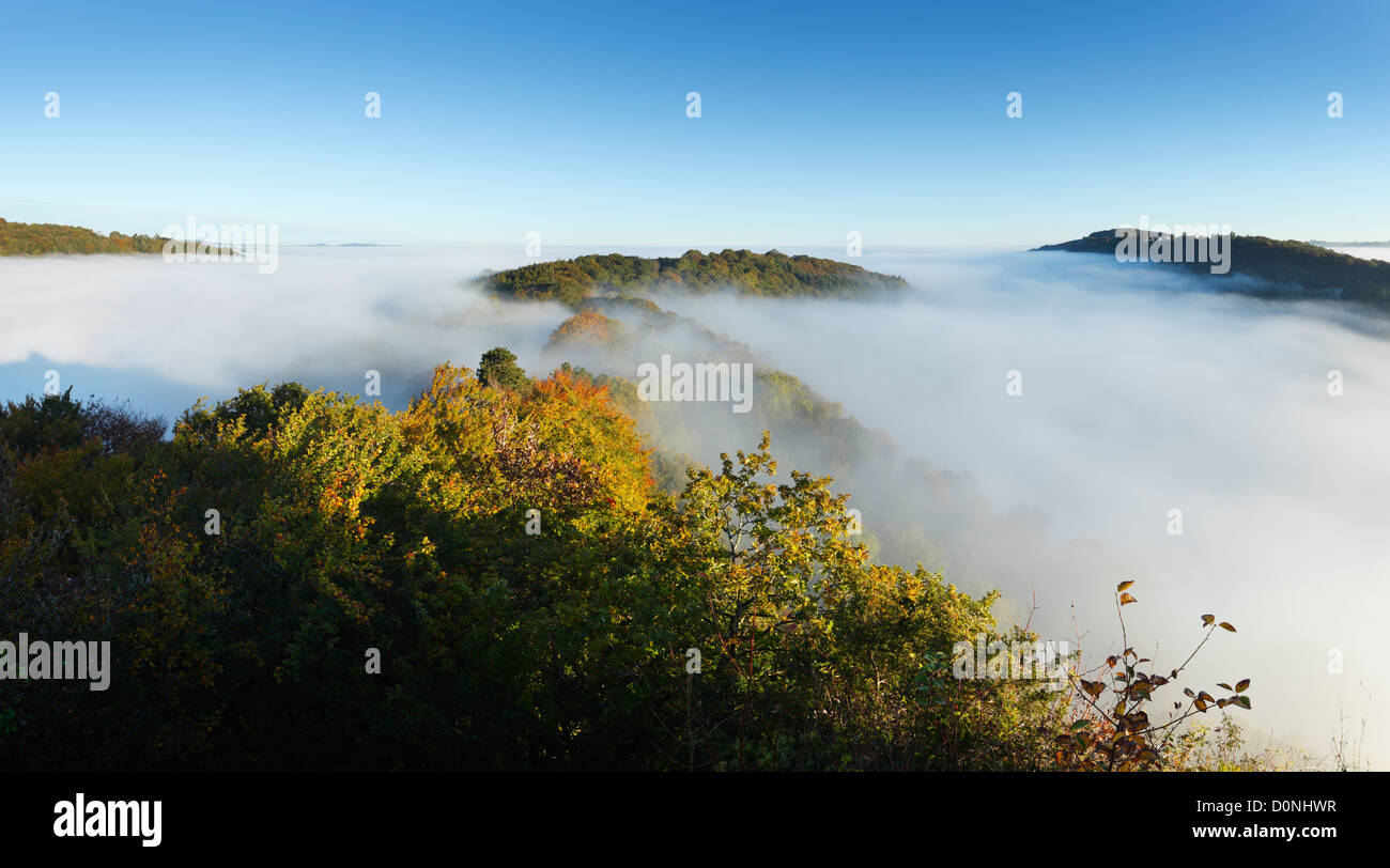 Niebla en el Valle Wye en Symonds Yat. Herefordshire. Inglaterra. En el Reino Unido. Foto de stock