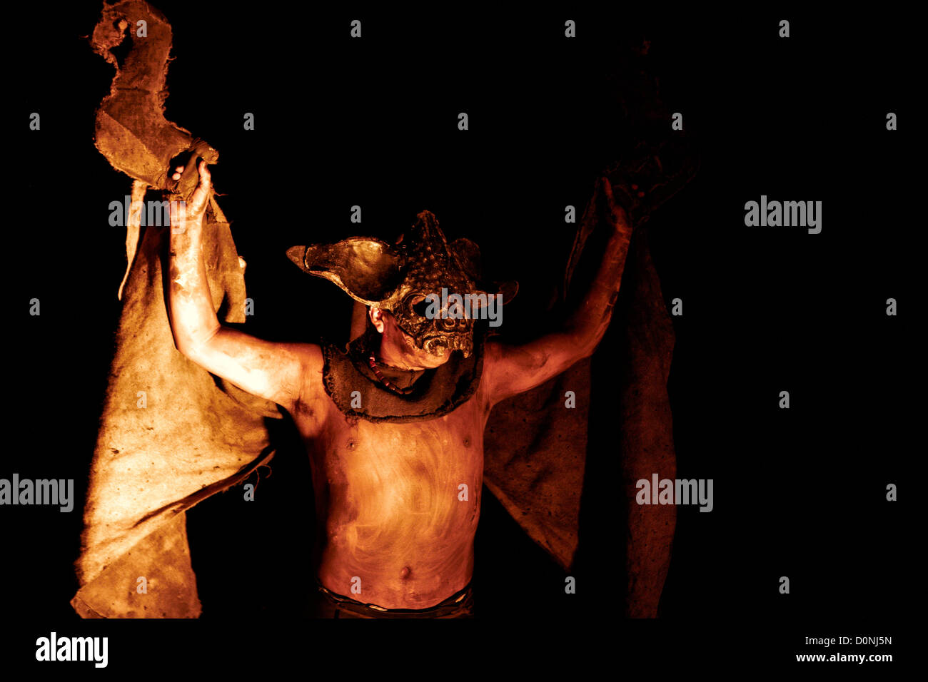 Retrato de un guerrero ataviado con una máscara maya en Xcaret Cancún, México Foto de stock