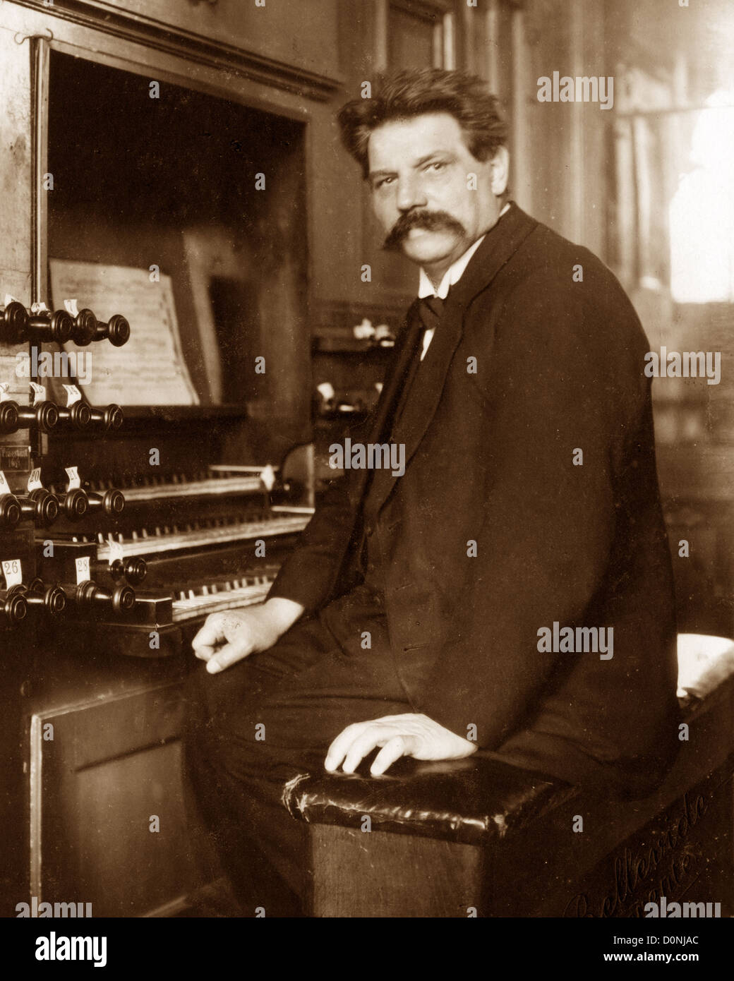 Albert Schweitzer y organista misionero Fotografía de stock - Alamy