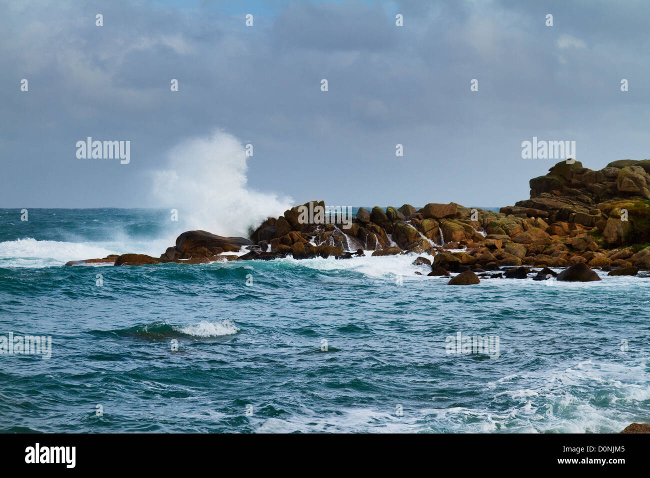 El mar embravecido en islas Scilly Foto de stock
