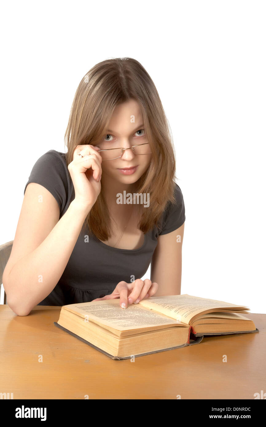 Chica con gafas y el libro abierto aislado sobre un fondo blanco. Foto de stock