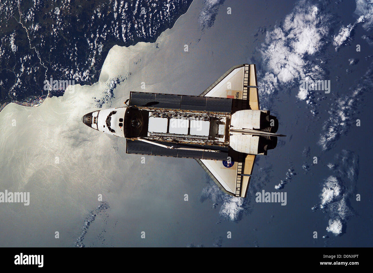 Transbordador Espacial Atlantis como se ve por la Estación Espacial Internacional Foto de stock