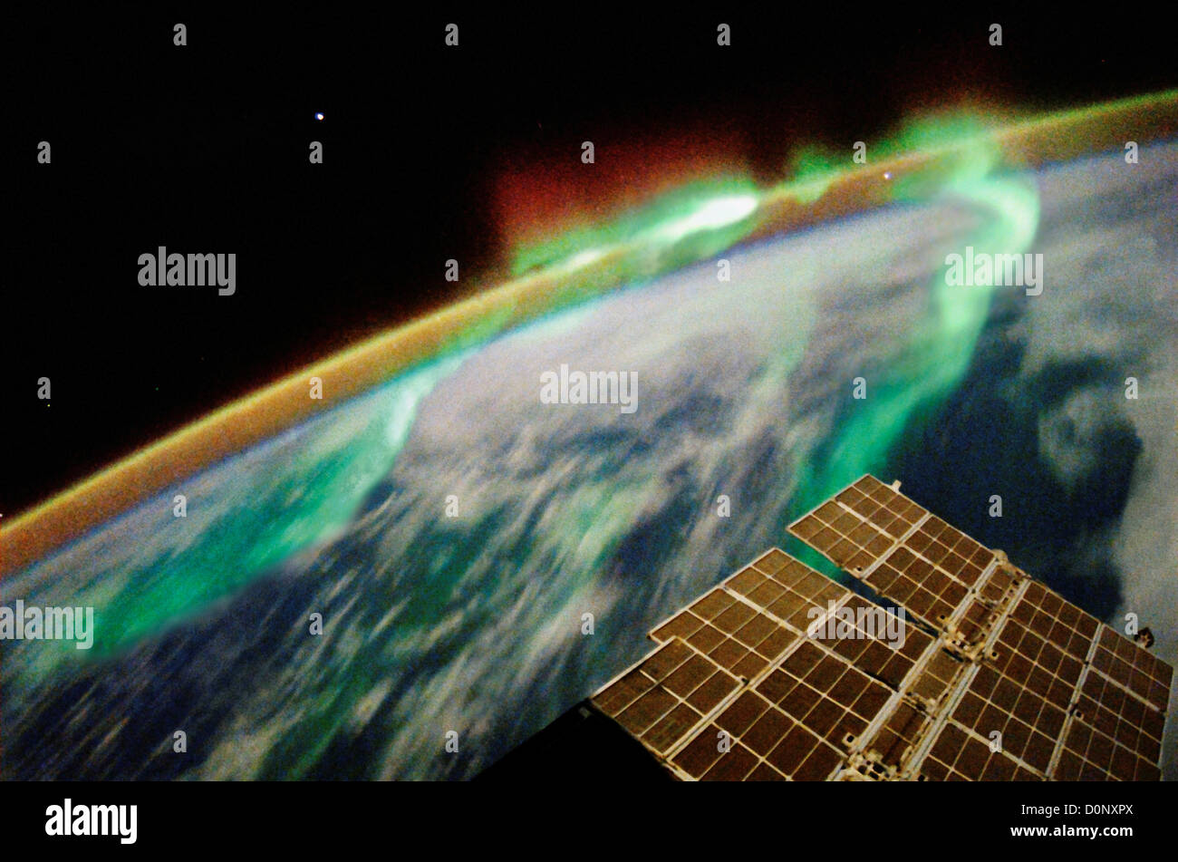 Aurora Australis sobre Australia desde la Estación Espacial Internacional en órbita Foto de stock