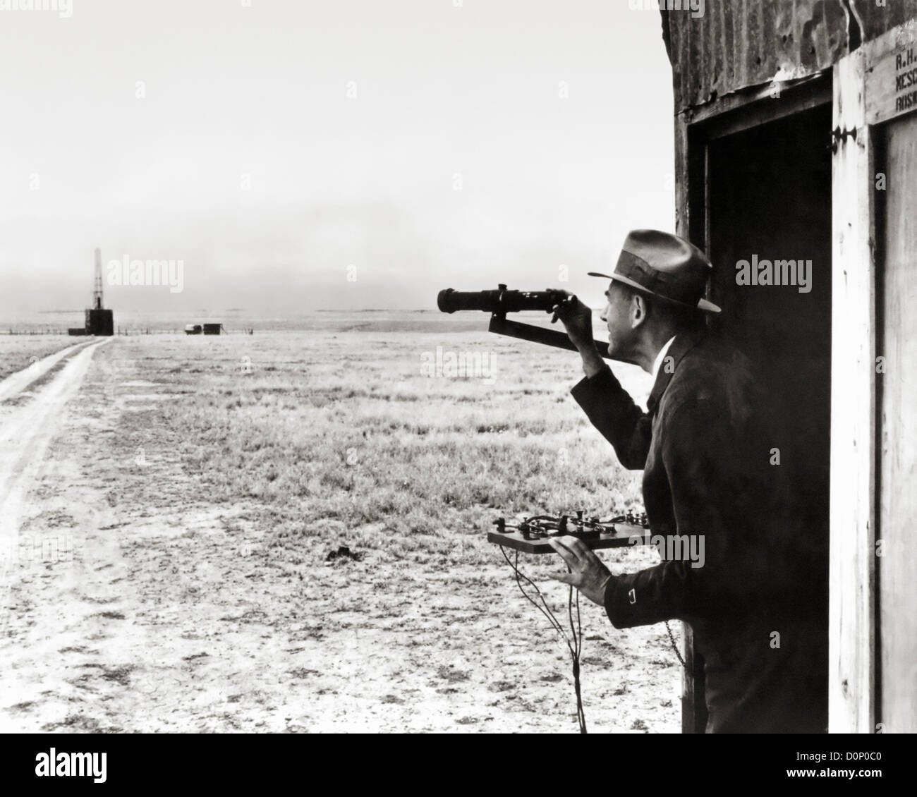 Robert Goddard viendo Launch Site Foto de stock