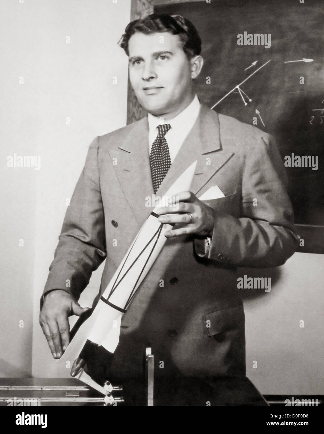 Wernher von Braun con modelo de cohete Foto de stock