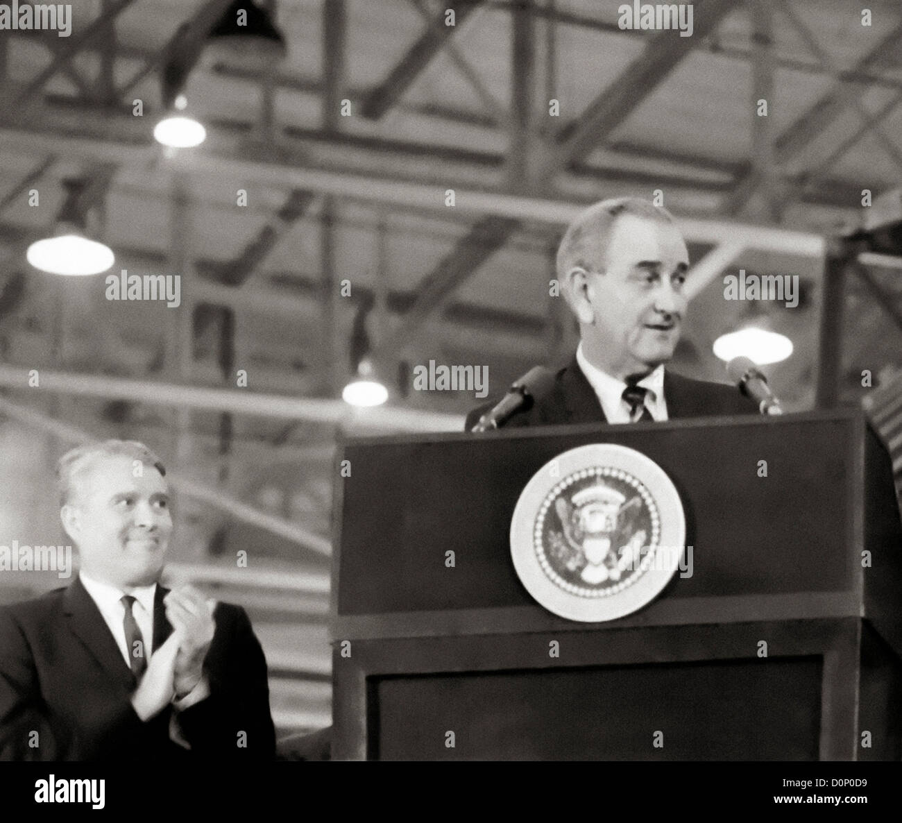 Wernher von Braun con el Presidente Johnson Foto de stock