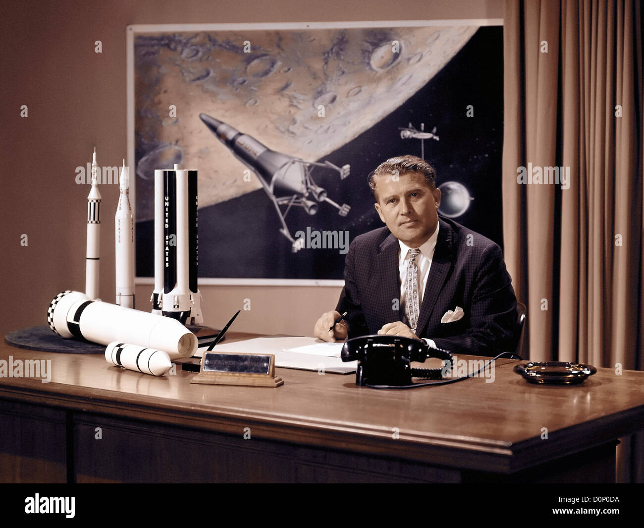 Wernher von Braun en su escritorio Foto de stock