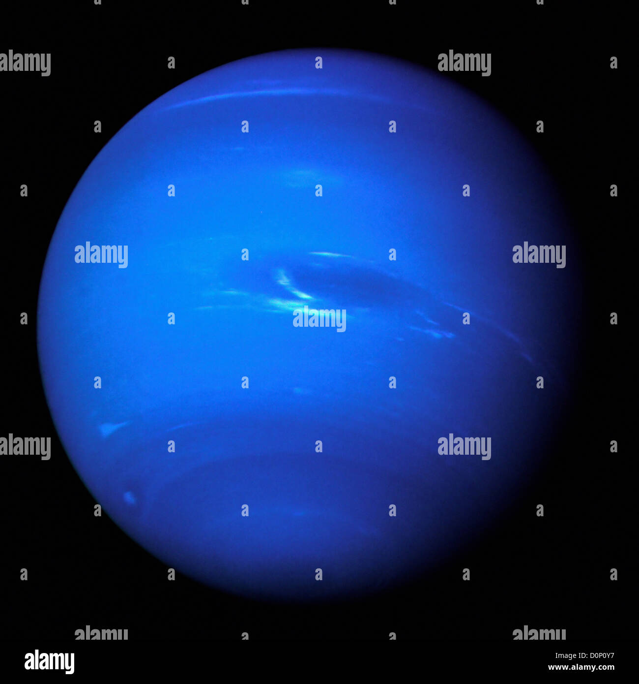 Neptuno se ilumina de un color azul brillante en el cielo nocturno visto por la Voyager 2 Foto de stock
