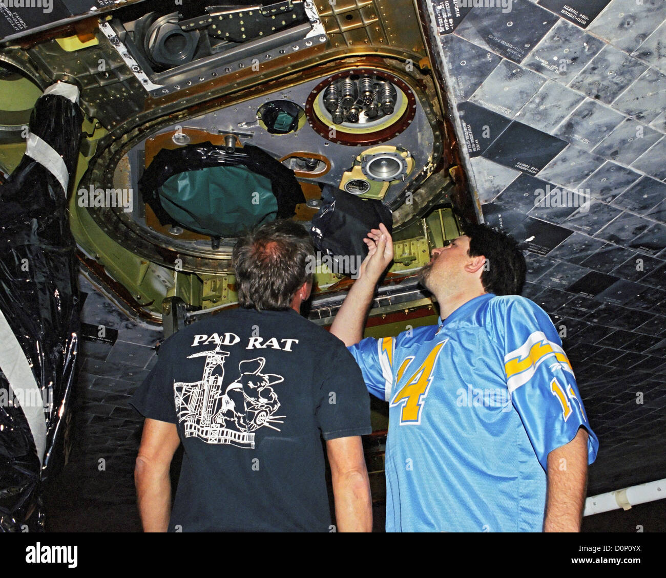 Los técnicos de inspeccionar las conexiones en un depósito externo en el Transbordador Espacial Discovery, después de un vuelo. Foto de stock