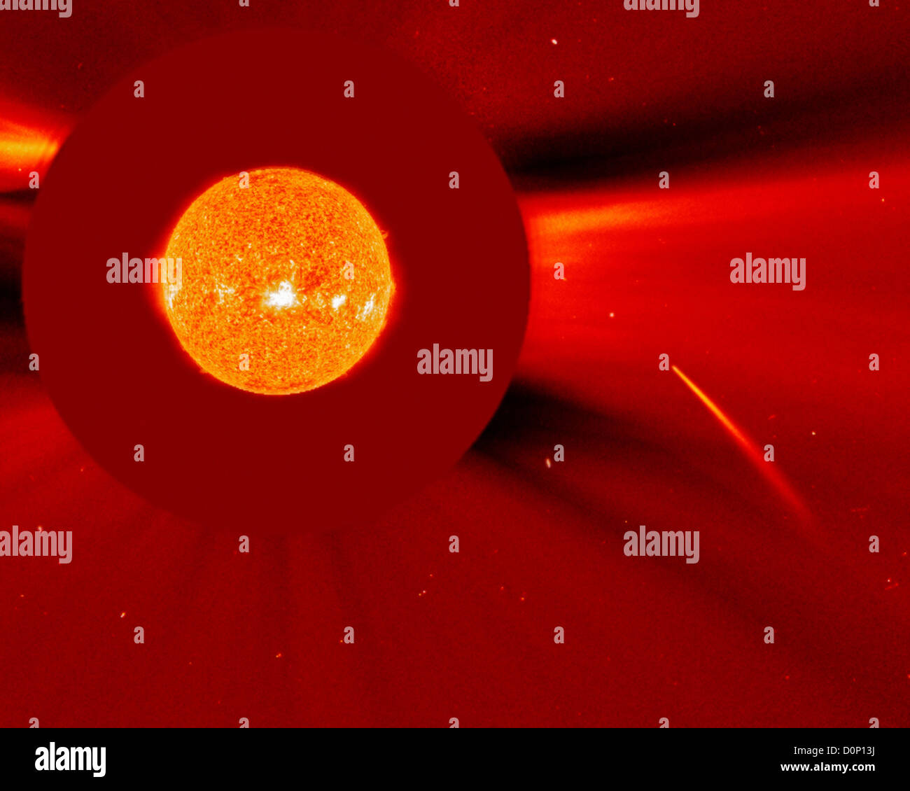 Una larga cola de cometa aparece en Observatorio Heliosférico Solar (SOHO)'s coronógrafo instrumento aparentemente rayas derecha hacia Foto de stock