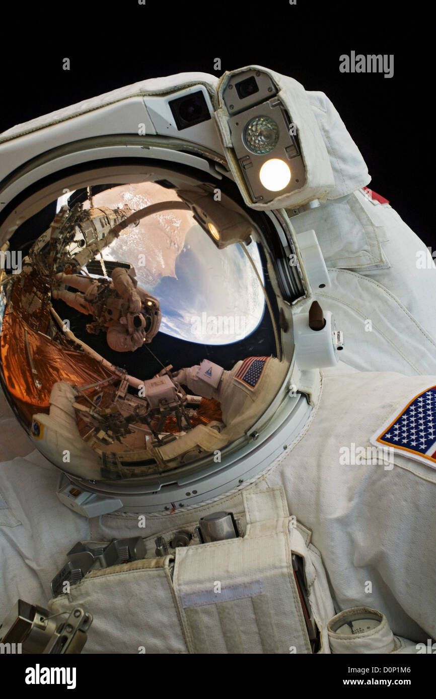 Astronaut's helmet fotografías e imágenes de alta resolución - Alamy