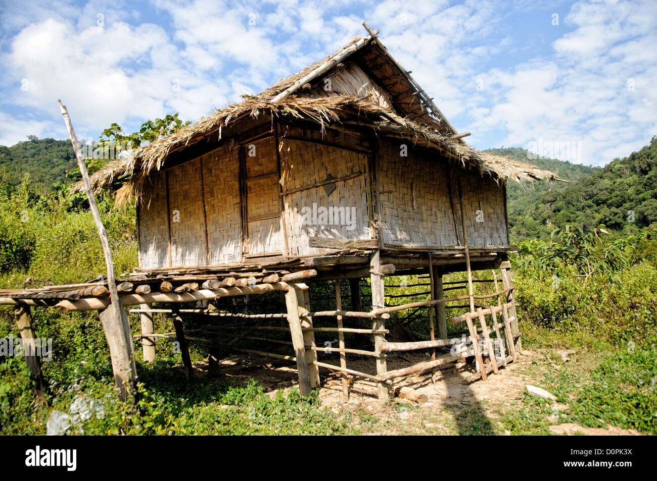 LUANG NAMTHA, Laos - una cabaña de arroz construido en gran parte con tejido de bambú en la provincia de Luang Namtha en el norte de Laos. Foto de stock