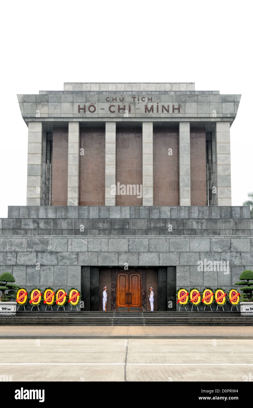 HANOI, Vietnam - un gran monumento en el centro de Hanoi, rodeado por la  Plaza Ba Dinh, el Mausoleo de Ho Chi Minh alberga el cuerpo embalsamado del  ex presidente fundador y