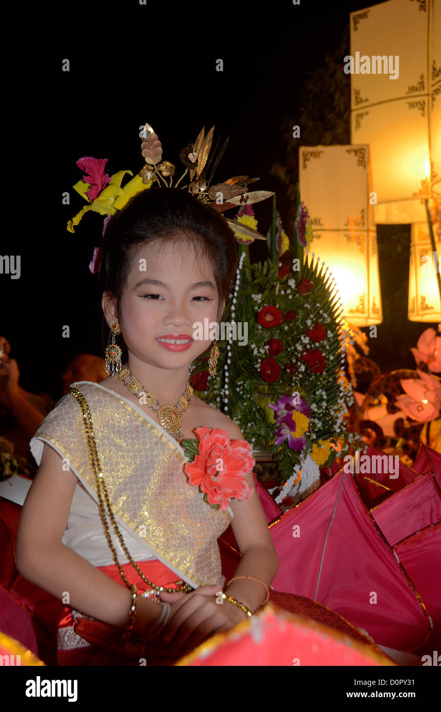 Joven en flotación iluminada en Chiang Mai . El último día del festival es una gran procesión. Loy Krathong es cuando las personas liberan sus preocupaciones en globos o banana leaf flotadores Foto de stock