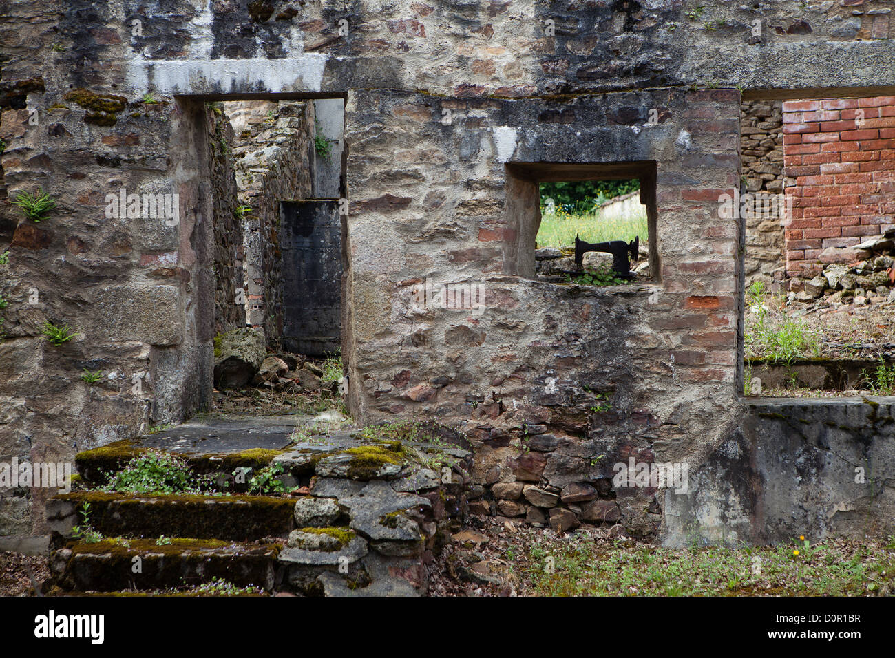 Las ruinas de las atrocidades nazis del 10 de junio de 1944, en Oradour sur Glane, Limousin, Francia Foto de stock