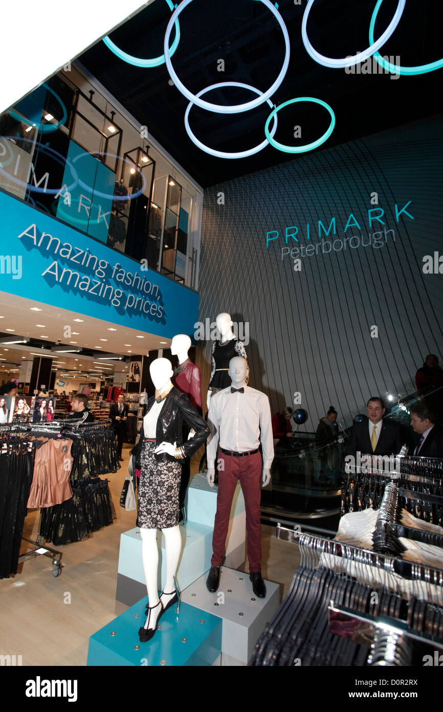 Rangos de ropa interior de la tienda en el día de la inauguración de la nueva tienda Primark en