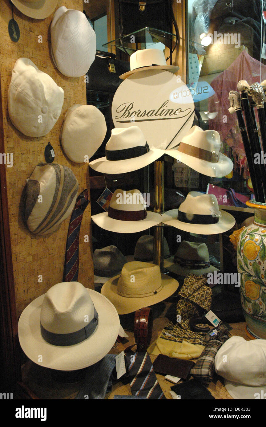 Mens Borsalino sombreros de paja en la pantalla en una tienda de Taormina  Sicilia Italia Fotografía de stock - Alamy