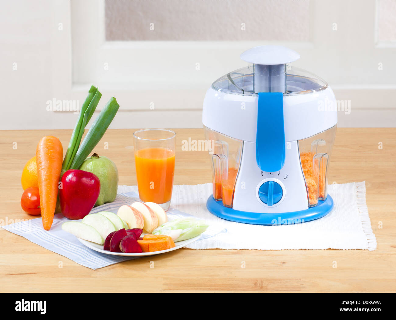 Los zumos de frutas batidora máquina sencilla y saludable en el hogar  Fotografía de stock - Alamy