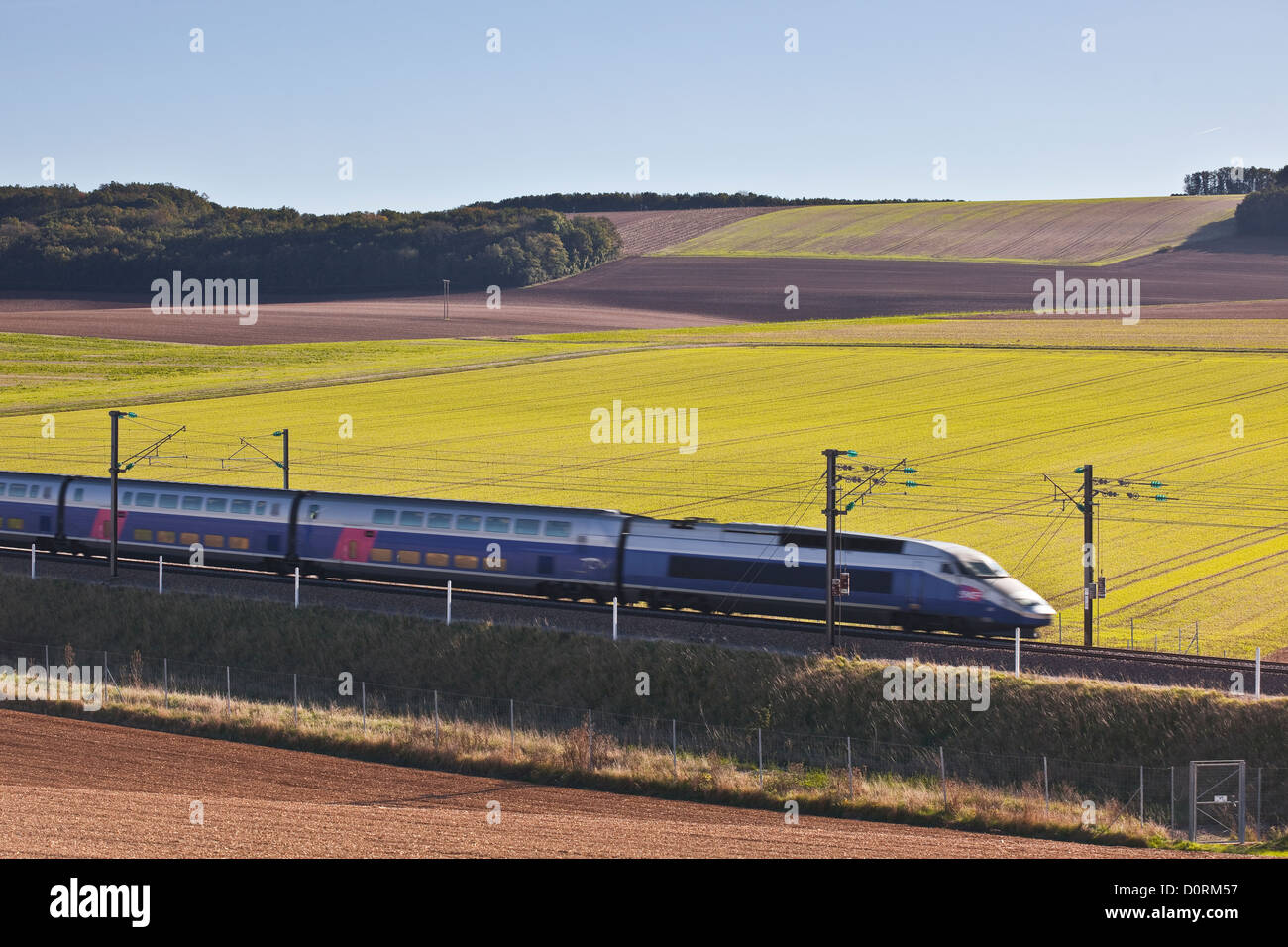 TGV velocidades a través de la campiña de Borgoña en la línea entre París y el sureste de Francia. Foto de stock