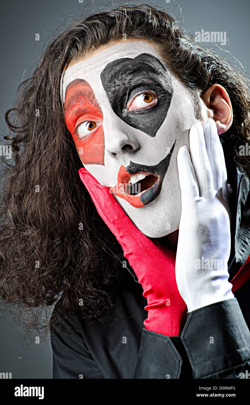 Joker con máscara facial en studio Foto de stock