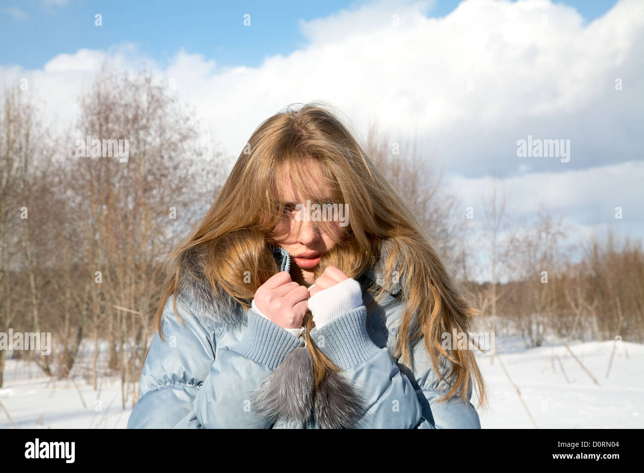Niña congelada en la tarde de invierno Fotografía de stock - Alamy