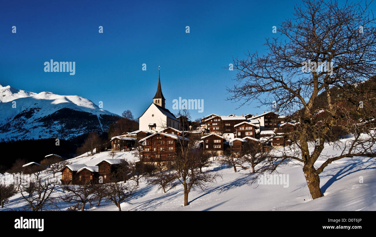 Azul, azul, aldea, pueblo, idyls Ernen, el GOMS, sky, casas, casas de madera, casas, iglesia, paisaje, Obergoms, nieve, Suiza Foto de stock