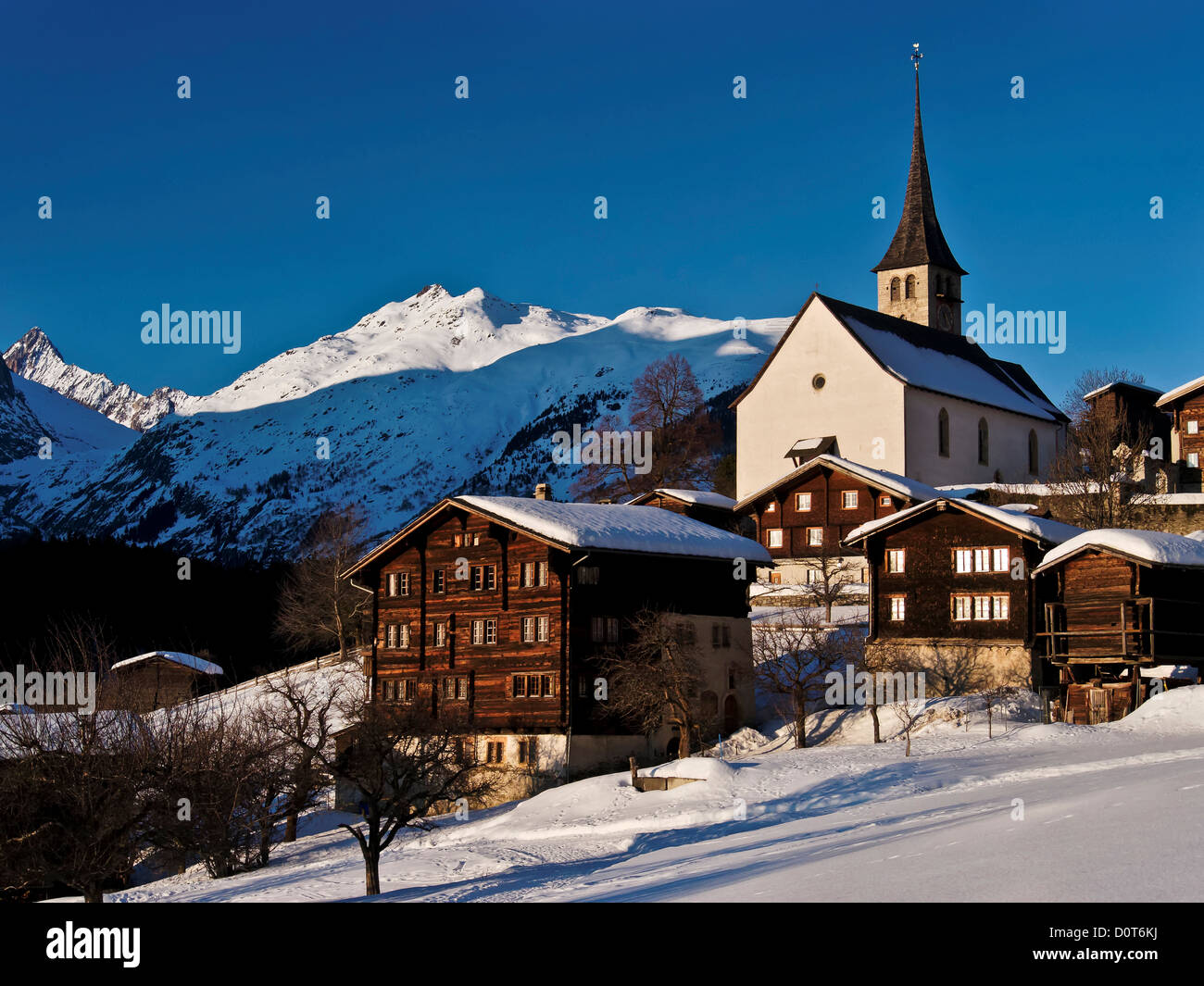 Azul, azul, aldea, pueblo, idyls Ernen, el GOMS, sky, casas, casas de madera, casas, iglesia, paisaje, Obergoms, nieve, Suiza Foto de stock