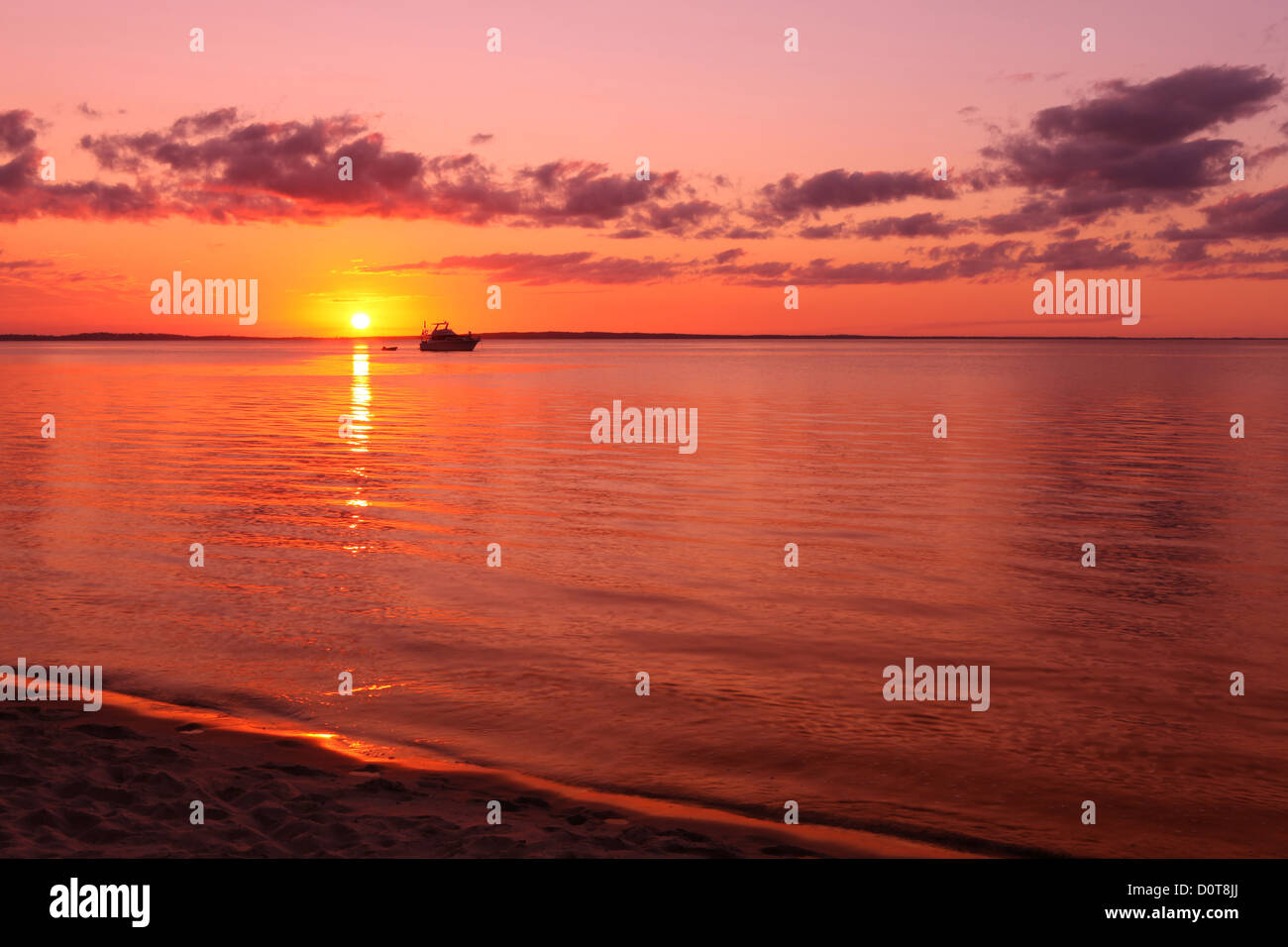 Sundown, puesta de sol, mar, agua, playa, mar, arena, el descanso, el turismo, el ecoturismo, la arena, la isla, la isla de Fraser Island, Queensland, c Foto de stock