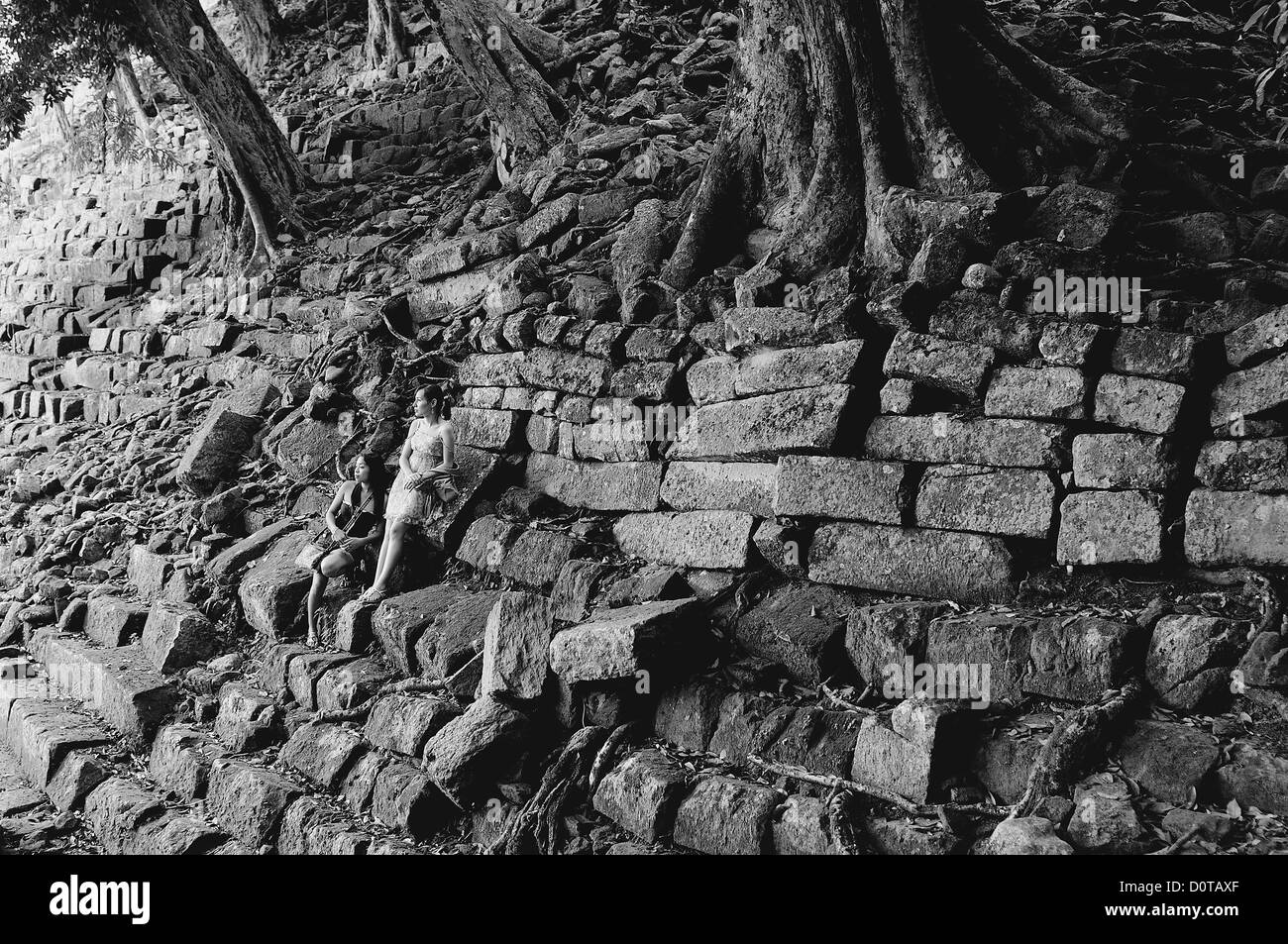 Dos locales, las niñas, la UNESCO, Patrimonio de la humanidad, el sitio, el Parque Arqueológico de Copán Ruinas, Copán, Honduras, América Central, el modelo relea Foto de stock