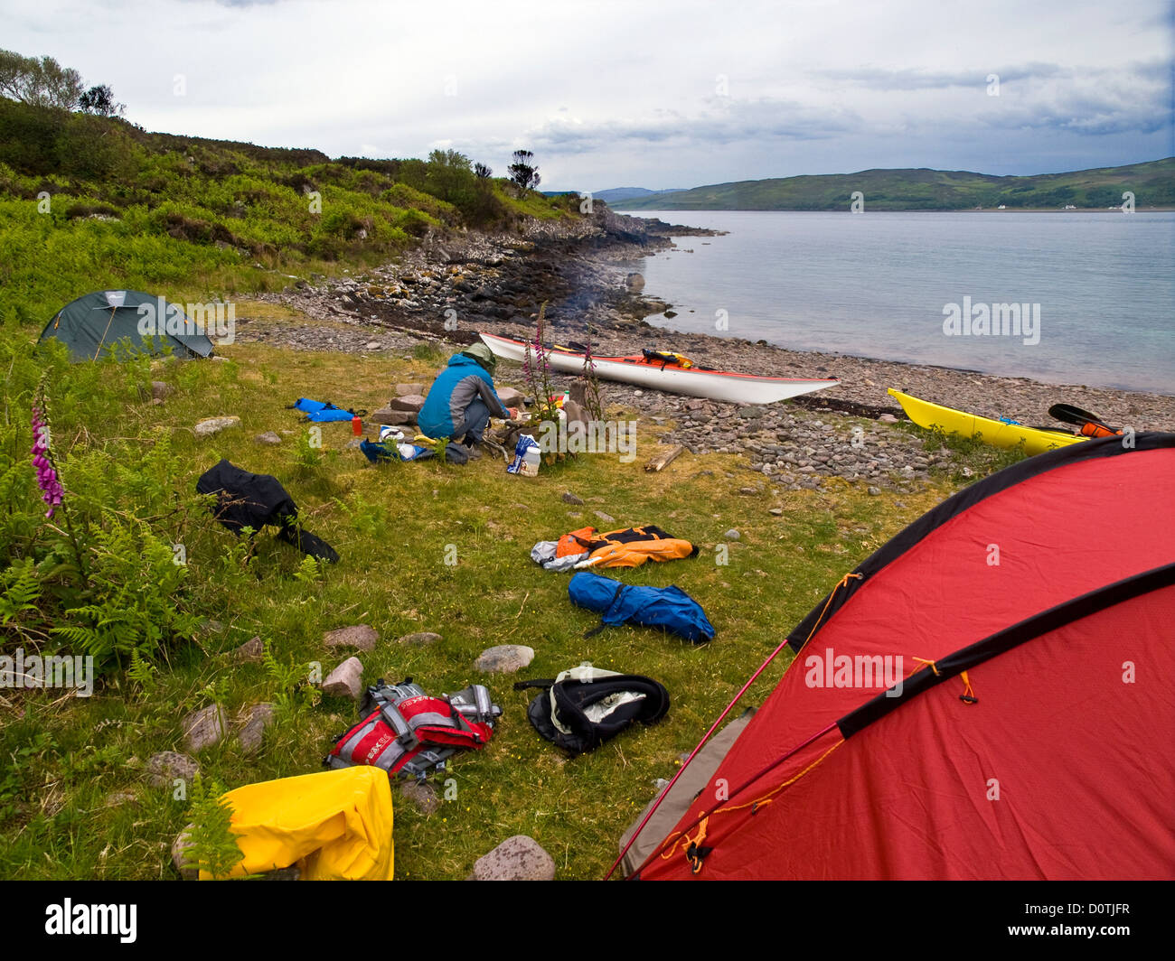 Mar kayakista acampando en la playa salvaje de Scalpay en la costa oeste de Escocia Foto de stock
