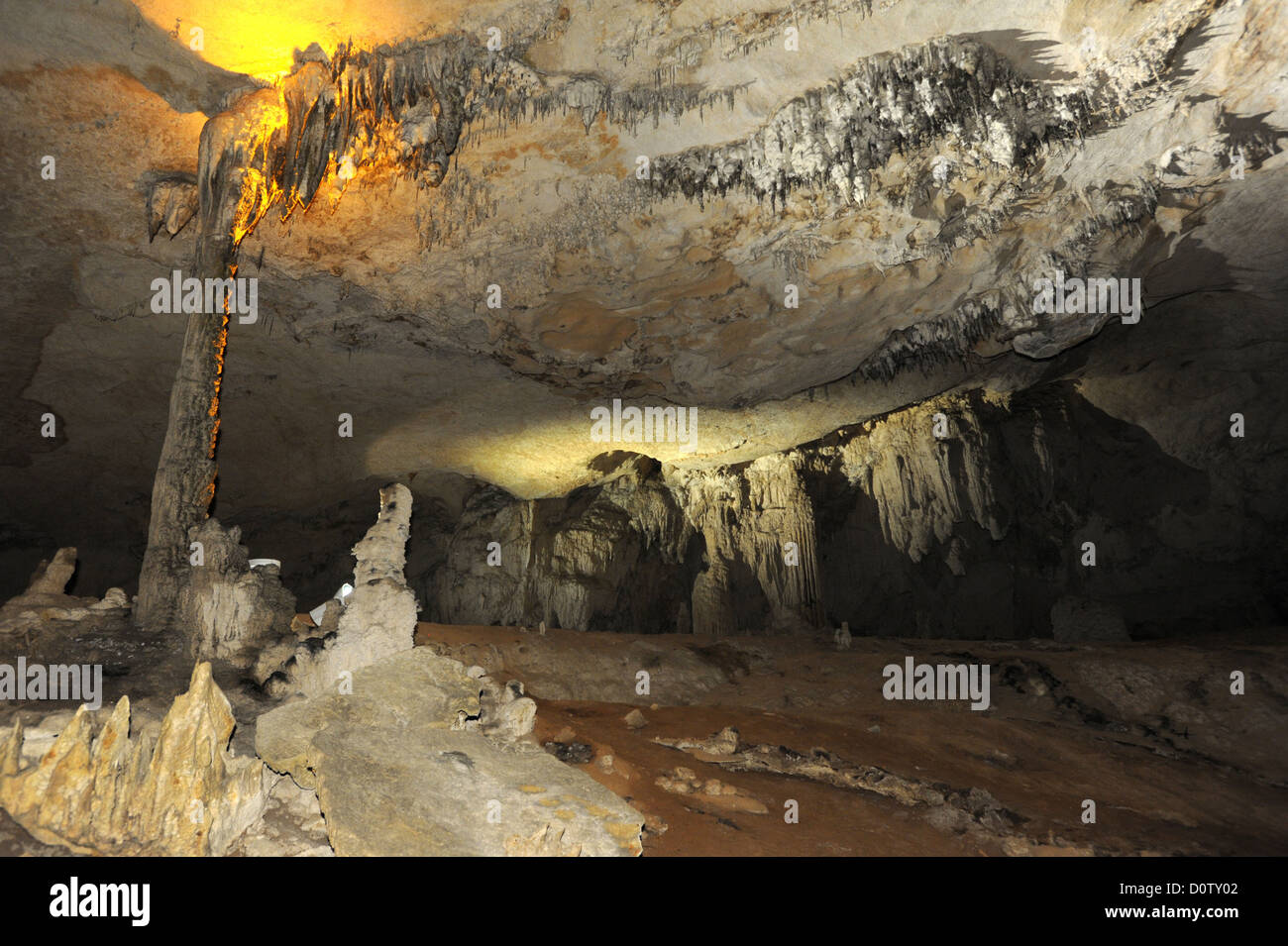 Laos, de Asia, de Kong Lo, cueva, gruta, acantilados, rocas, estalactitas, estalagmitas Foto de stock