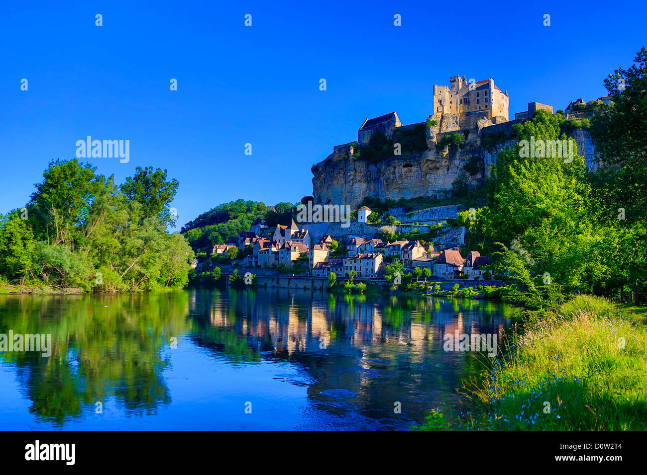 Francia, Europa, viajes, Dordogne, Beynac, arquitectura, paisaje, castillo medieval, mañana, río, skyline, empinadas rocas, towe Foto de stock
